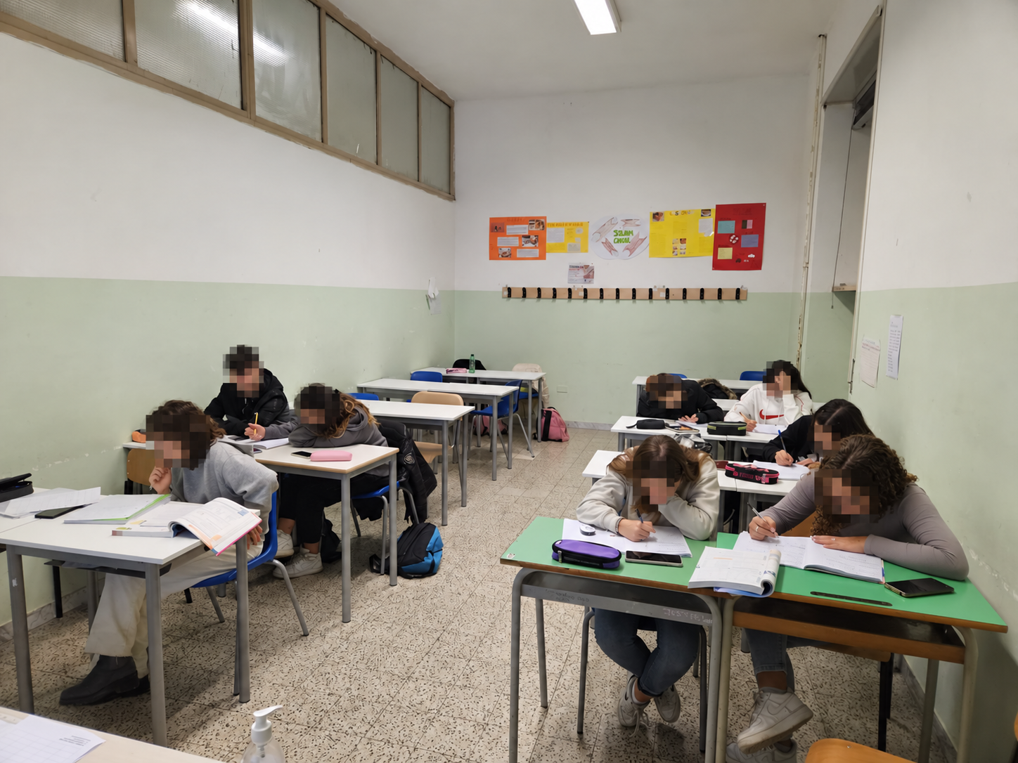 Studio e lavoro sugli esercizi · archivio del progetto; volti degli studenti pixelizzati