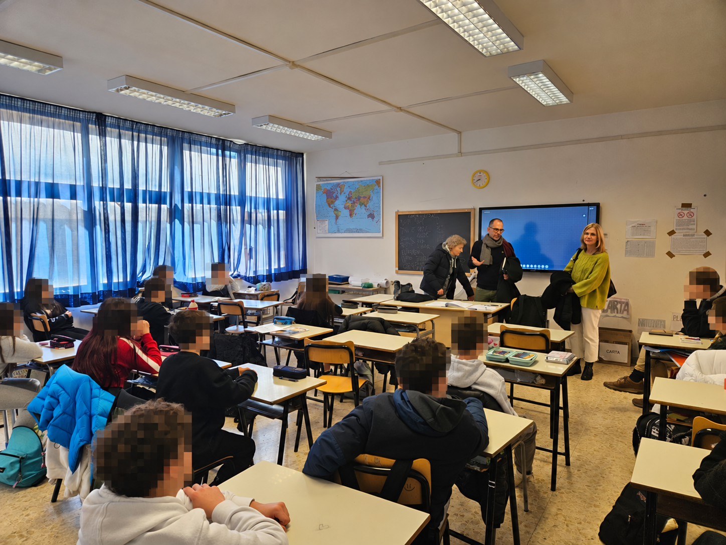 Un incontro di mindfulness in classe · edizione 2024; volti degli studenti pixelizzati
