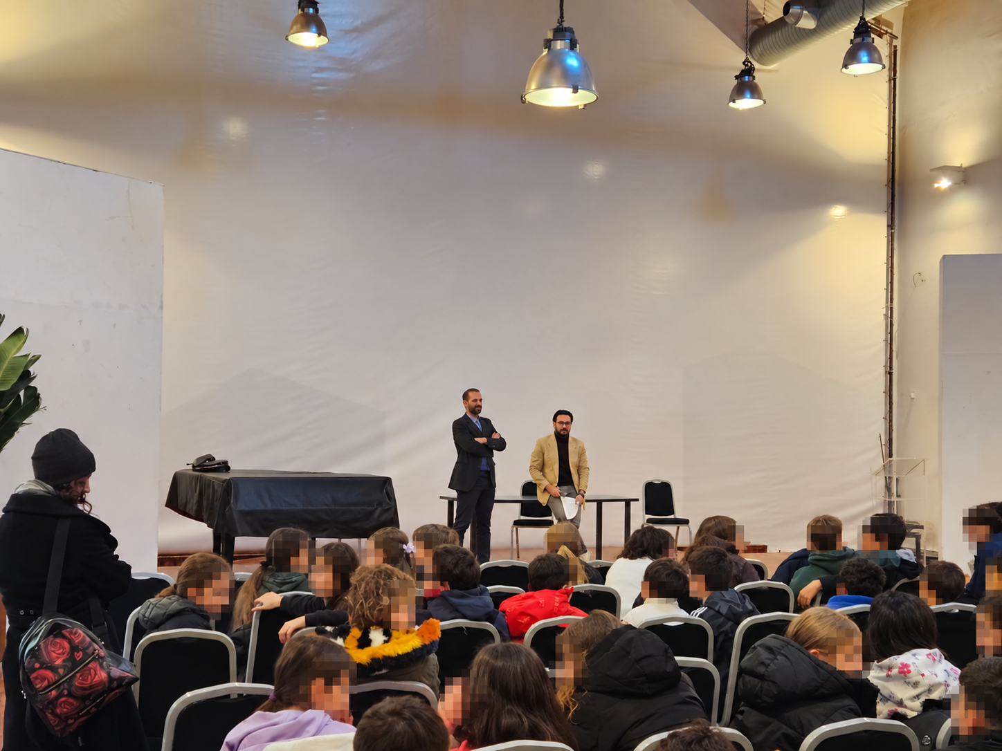 Mindfulness alle Scuderie Aldobrandini · edizione 2025; volti degli studenti pixelizzati